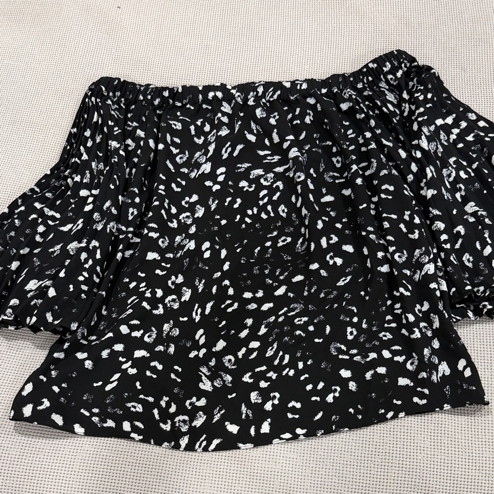 Vince Camuto Black and White Patterned Blouse